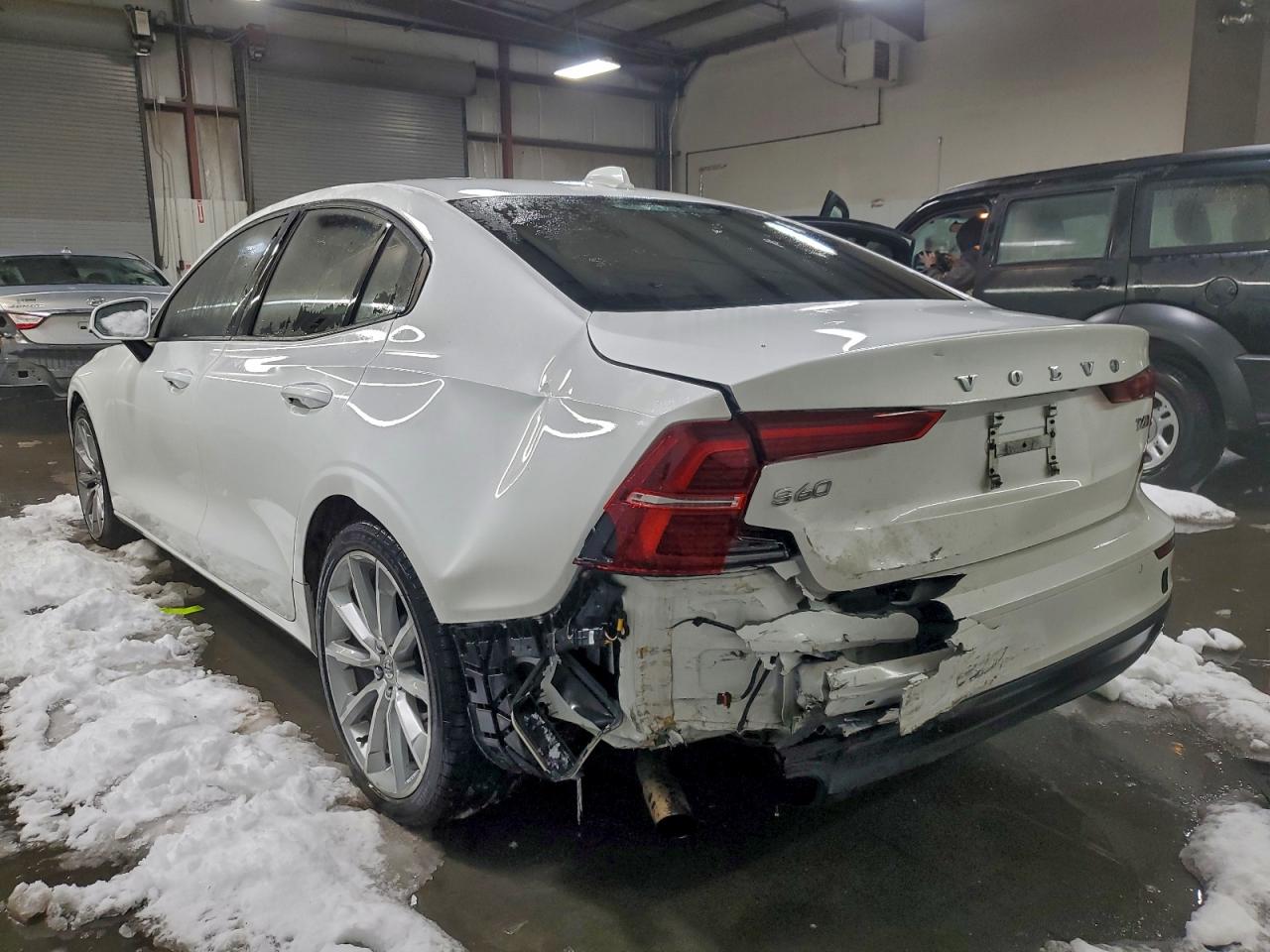 2021 VOLVO S60 T6 MOMENTUM photo 3