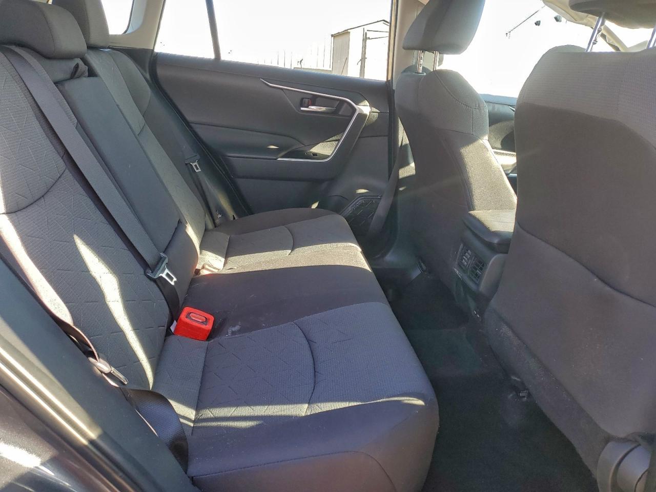 2022 TOYOTA RAV4 XLE photo 31