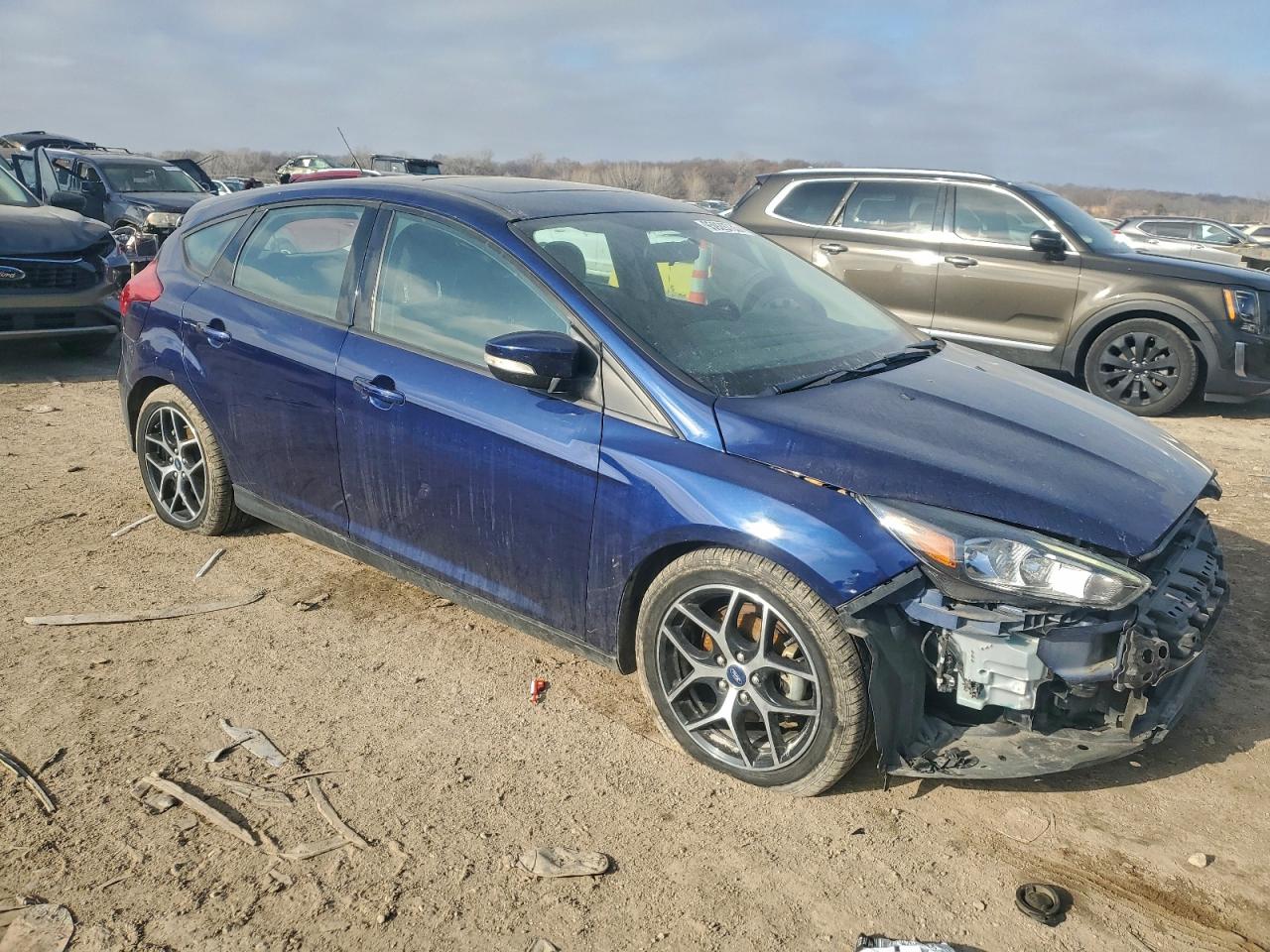 2017 FORD FOCUS SEL photo 4