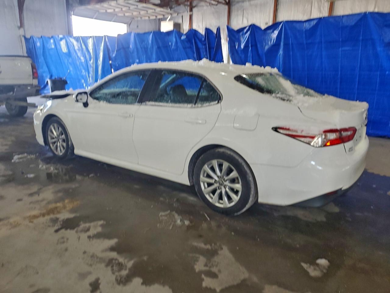 2018 TOYOTA CAMRY LE photo 3