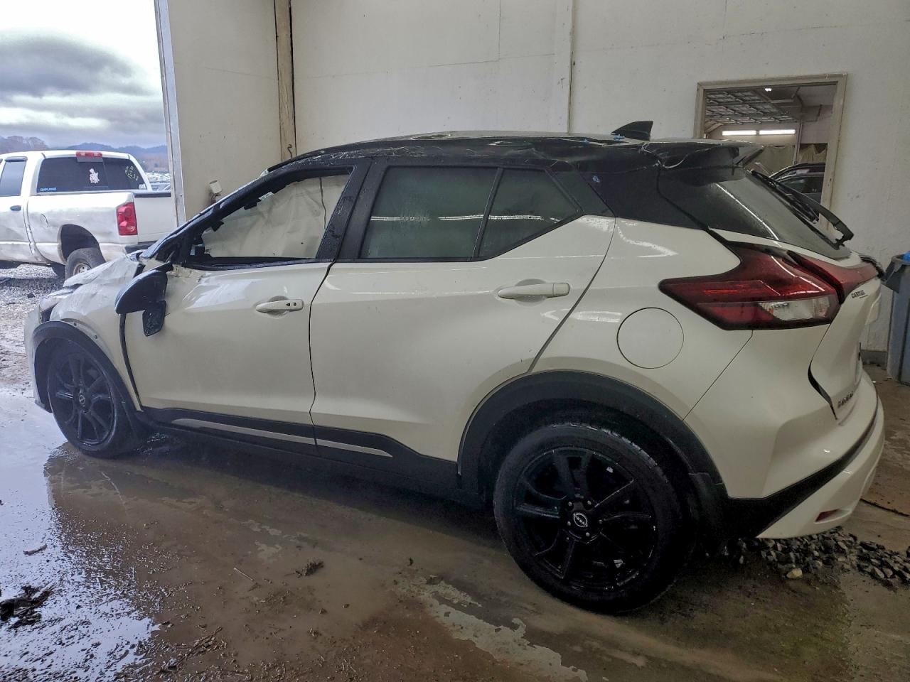 2023 NISSAN KICKS SR photo 3