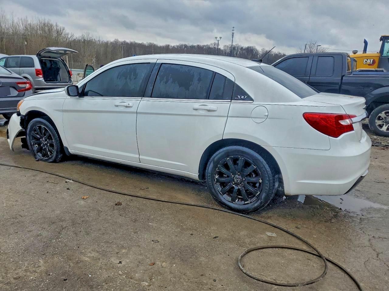 2013 CHRYSLER 200 TOURING photo 4