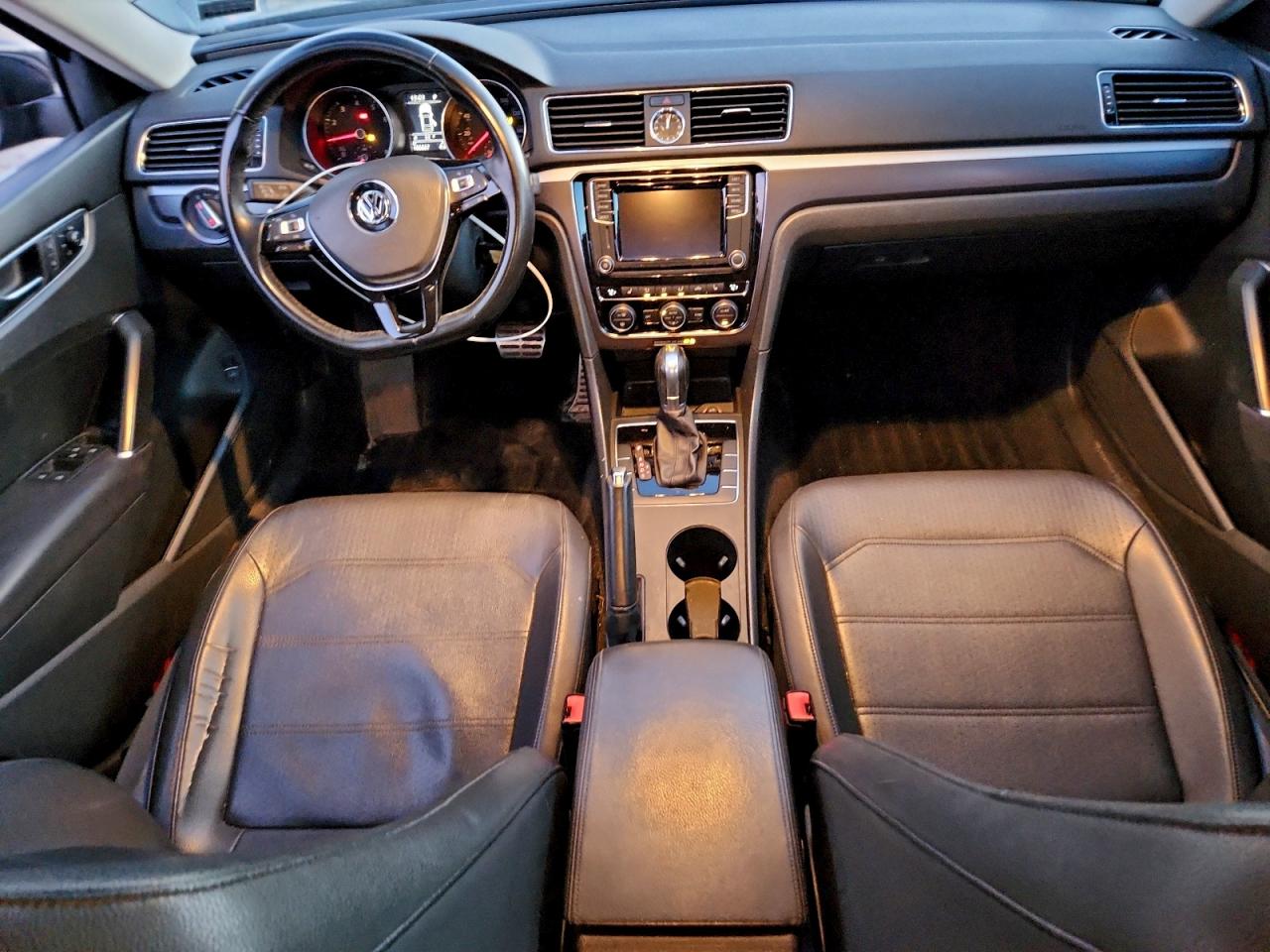 2017 VOLKSWAGEN PASSAT R-LINE photo 22