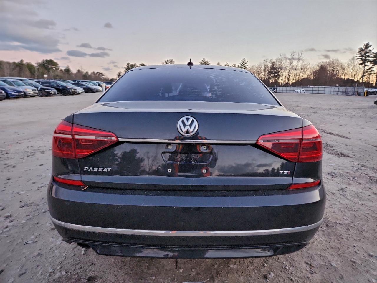 2017 VOLKSWAGEN PASSAT R-LINE photo 16