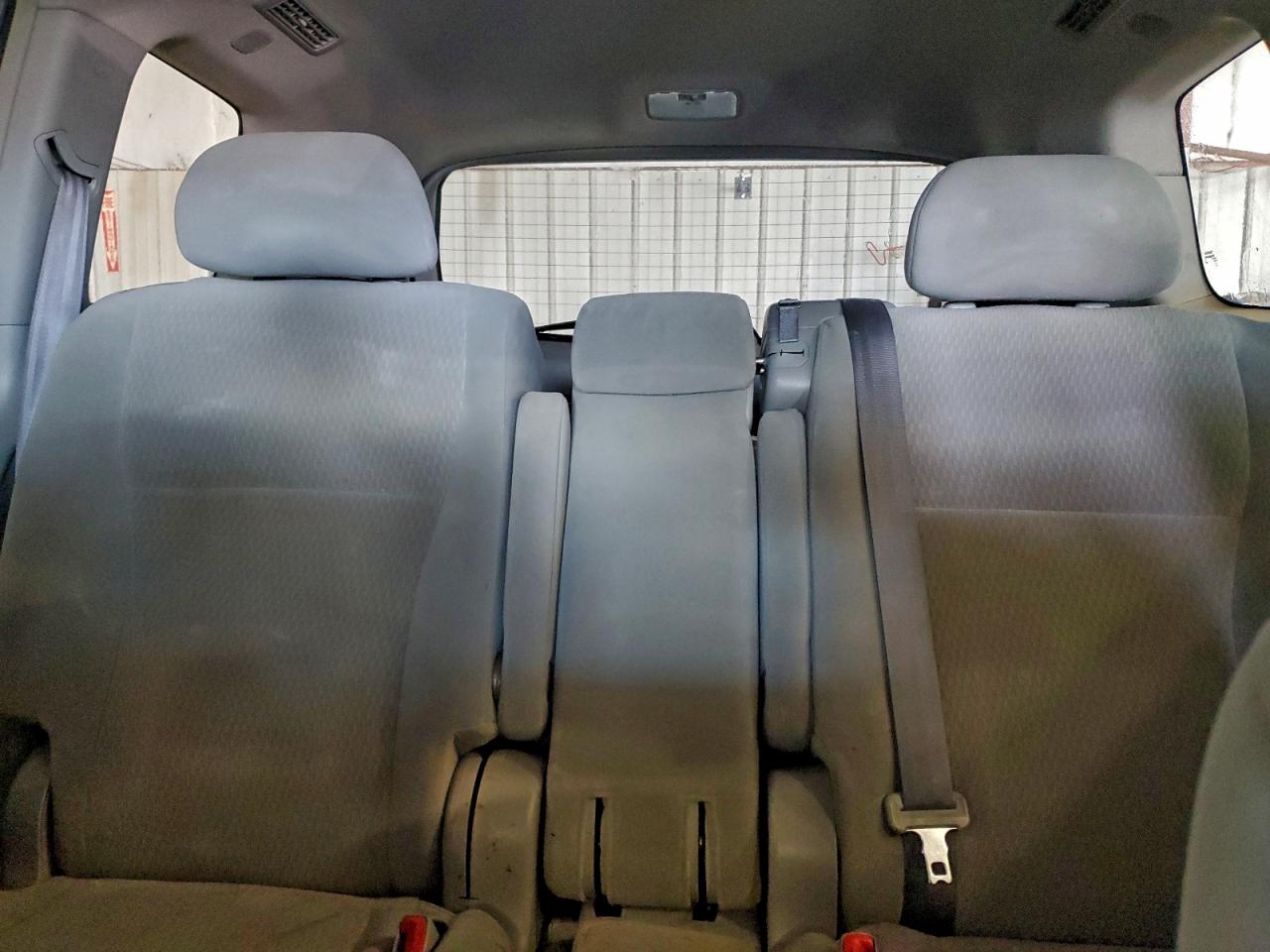2010 TOYOTA HIGHLANDER BASE photo 19