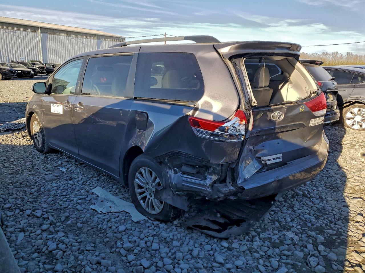 2014 TOYOTA SIENNA XLE photo 2