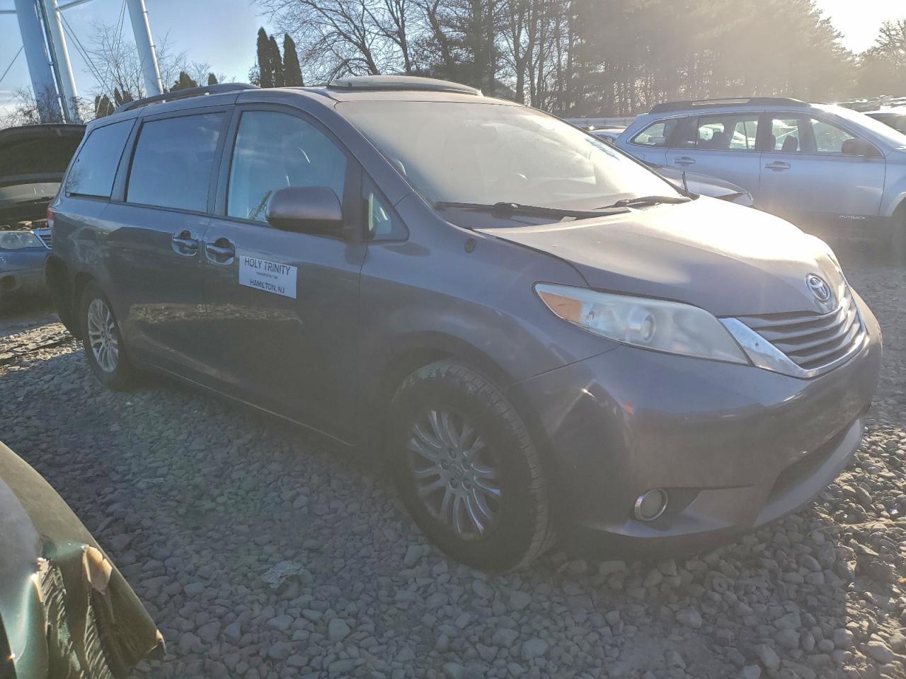 2014 TOYOTA SIENNA XLE photo 4