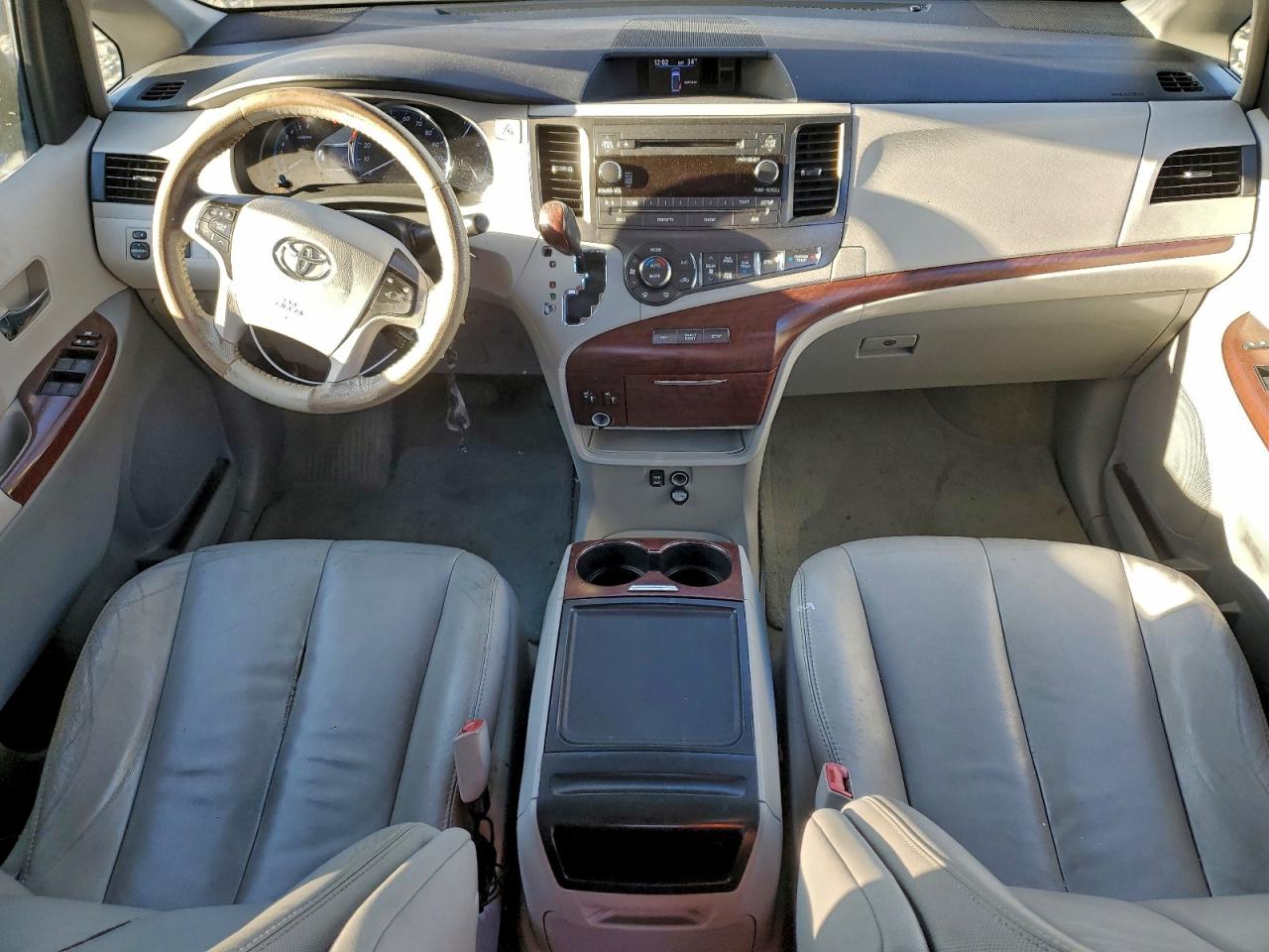 2014 TOYOTA SIENNA XLE photo 8