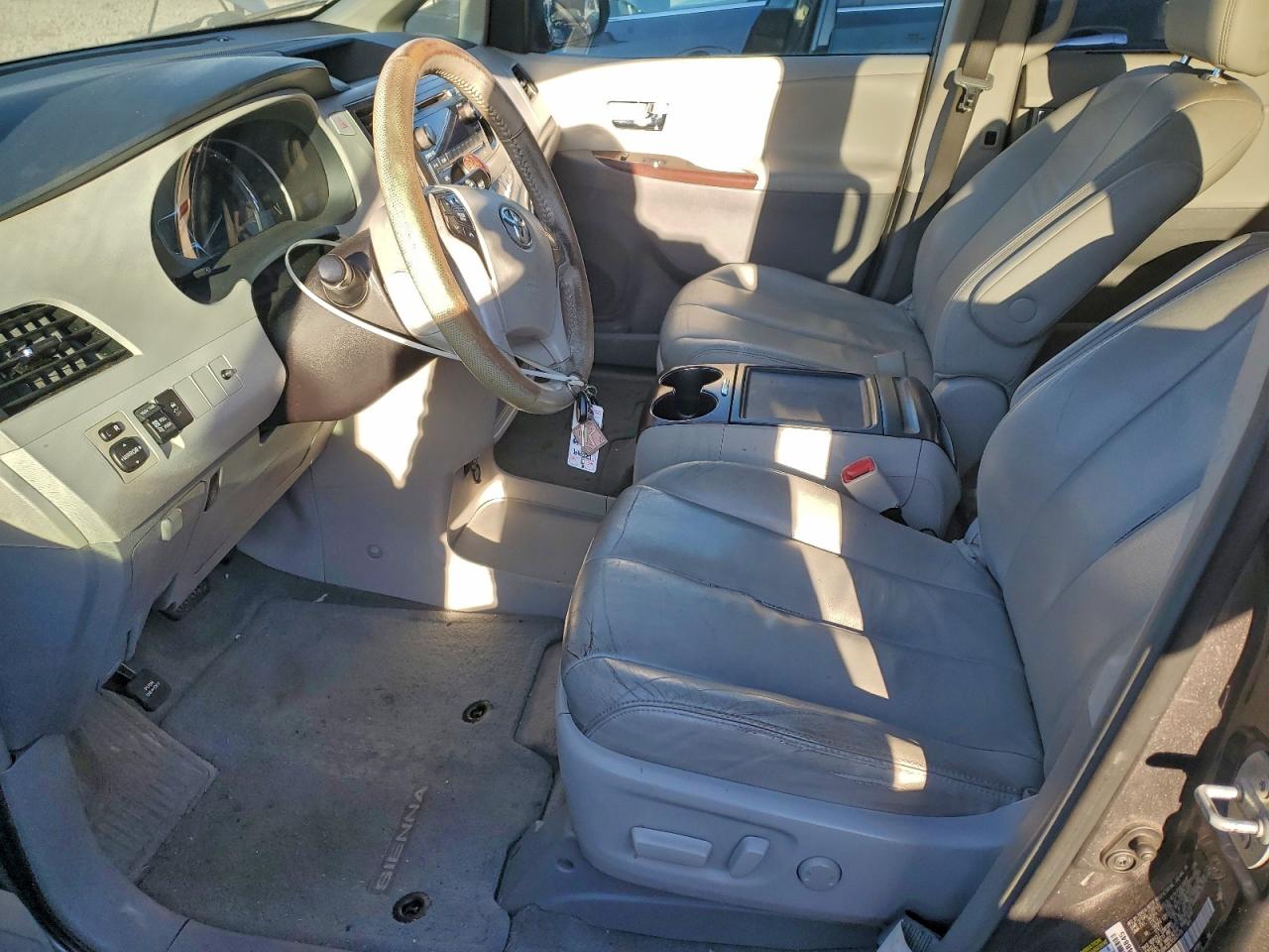 2014 TOYOTA SIENNA XLE photo 7