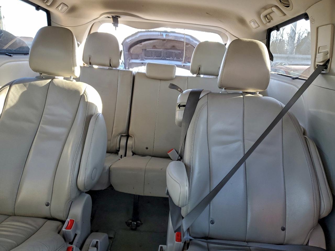 2014 TOYOTA SIENNA XLE photo 10