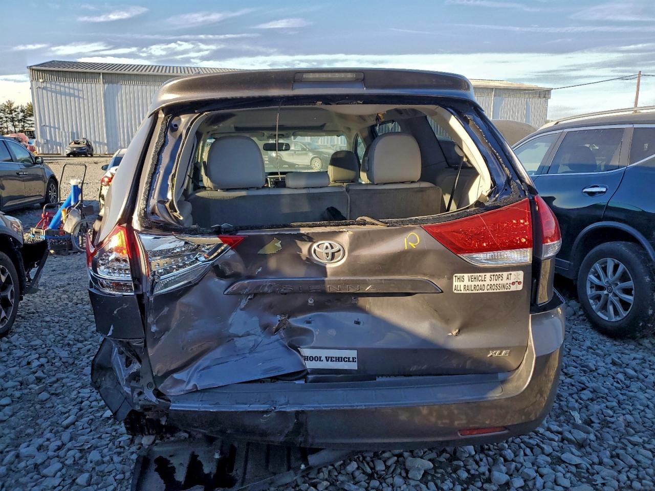 2014 TOYOTA SIENNA XLE photo 6