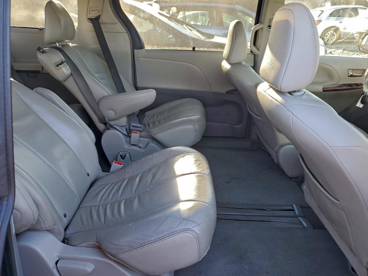 2014 TOYOTA SIENNA XLE photo 11