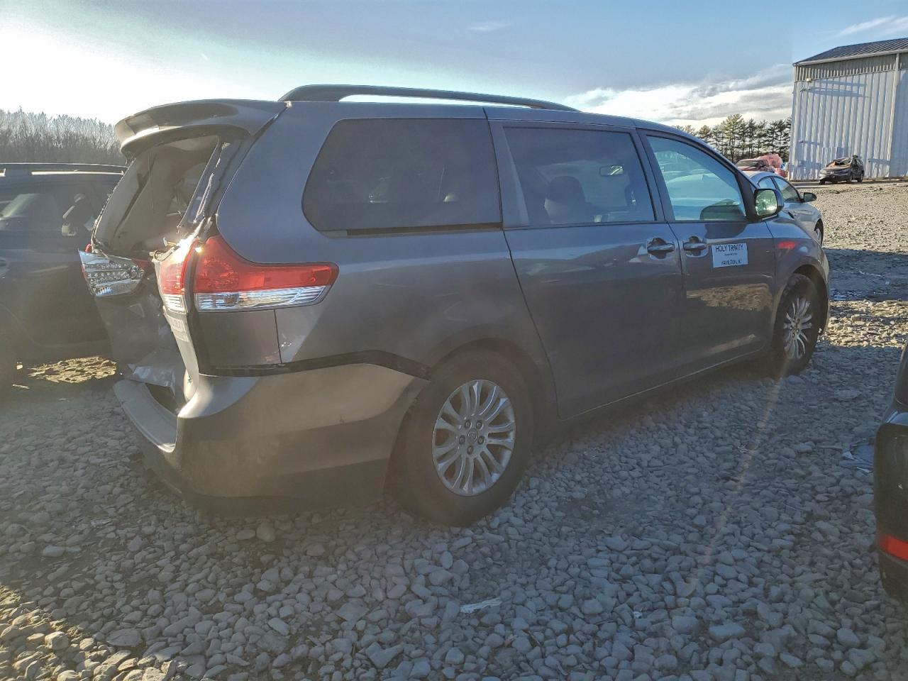 2014 TOYOTA SIENNA XLE photo 3