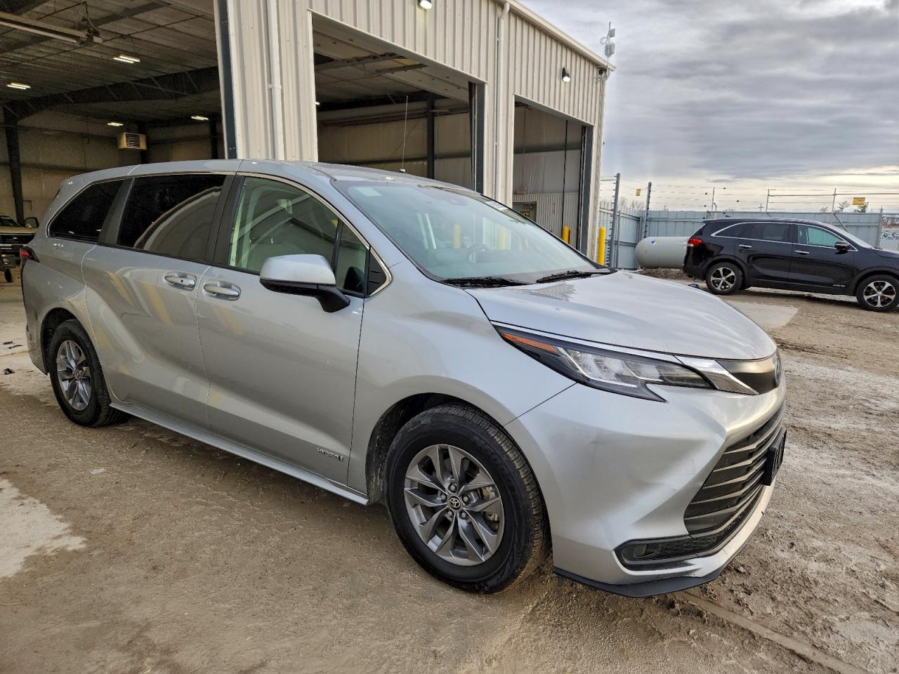 2021 TOYOTA SIENNA photo 4