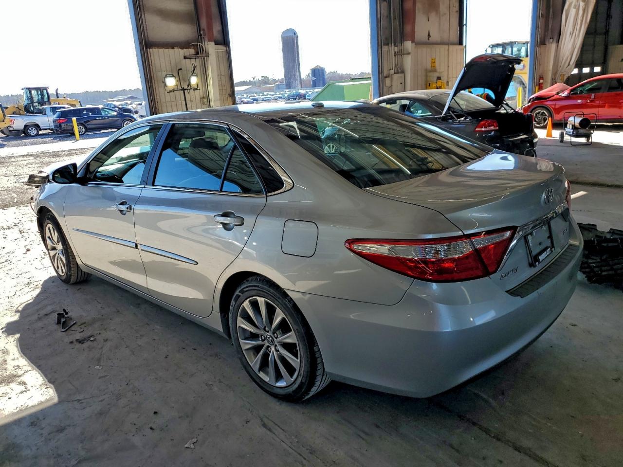 2017 TOYOTA CAMRY LE photo 2