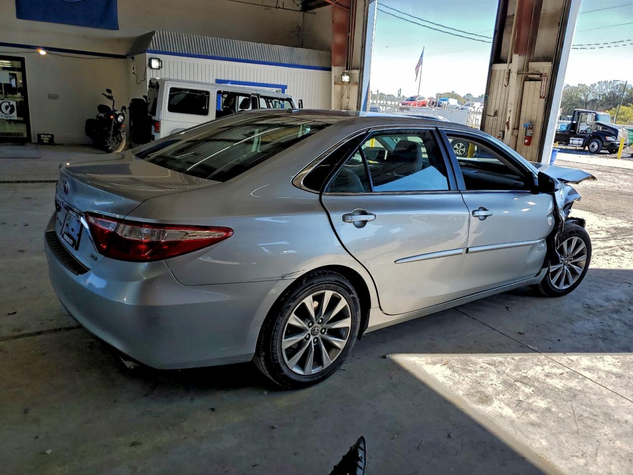 2017 TOYOTA CAMRY LE photo 3