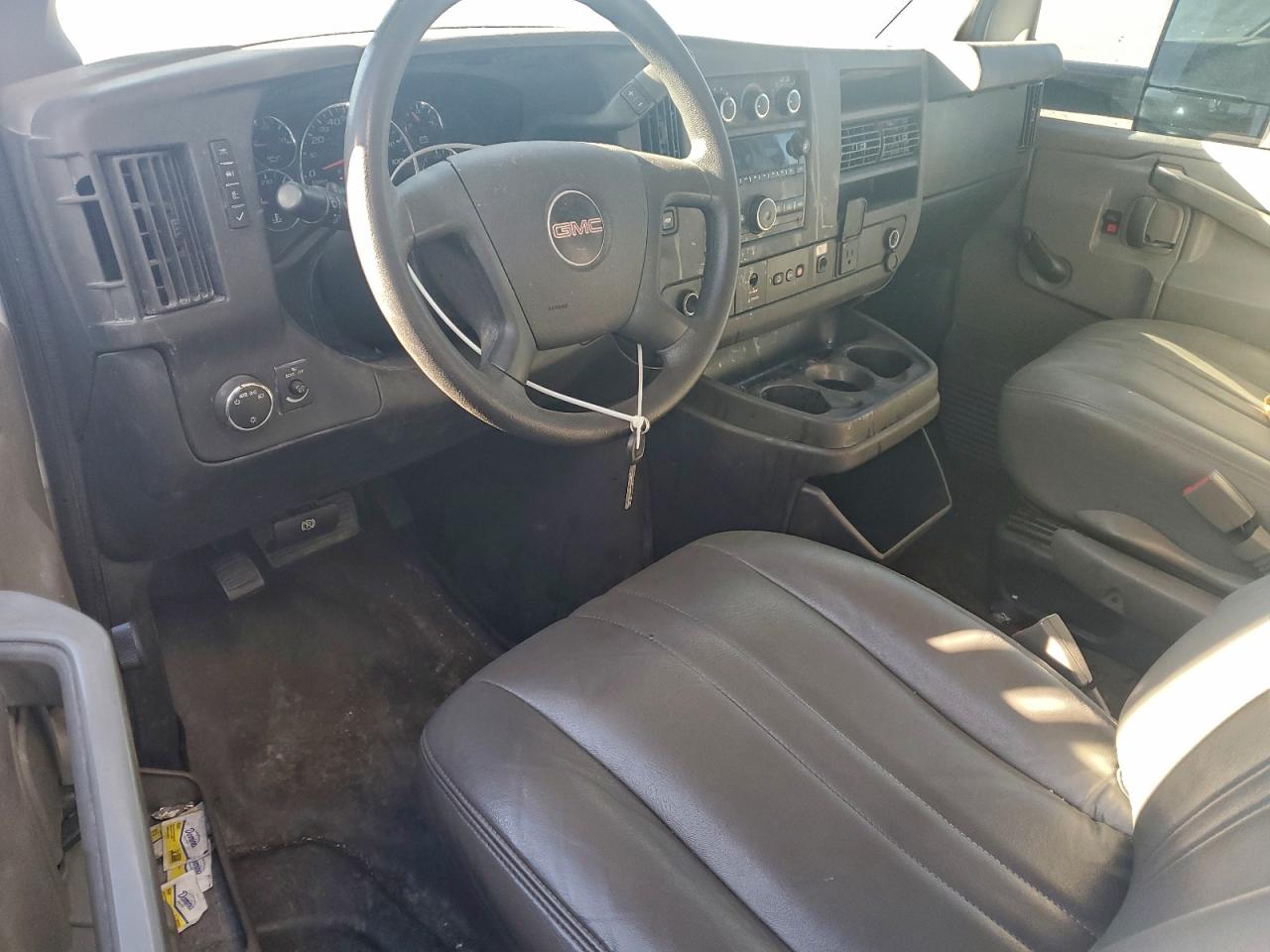 2019 GMC SAVANA CUT - BOX TRUCK photo 8
