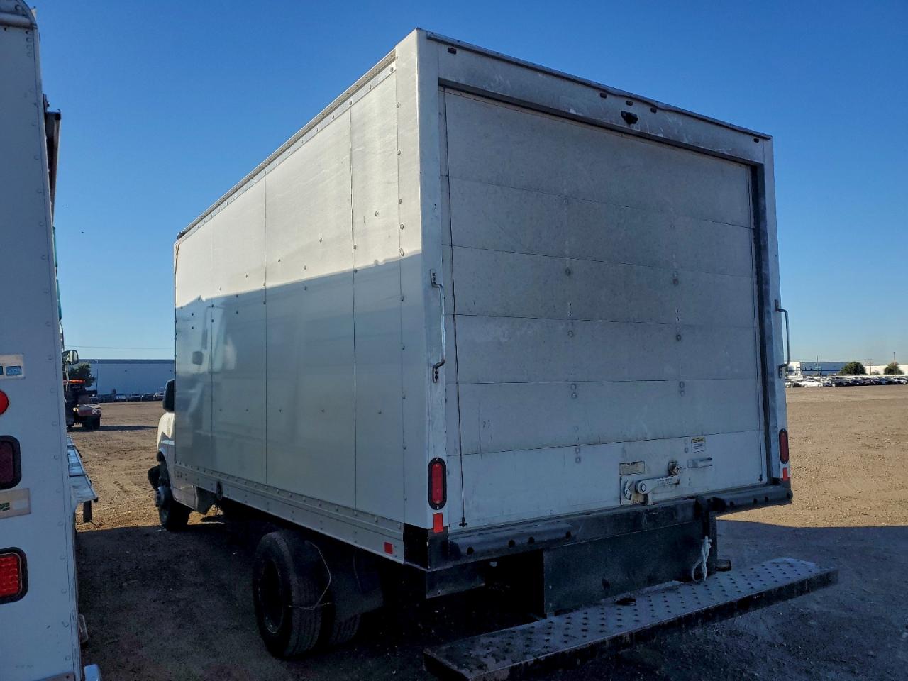 2019 GMC SAVANA CUT - BOX TRUCK photo 2