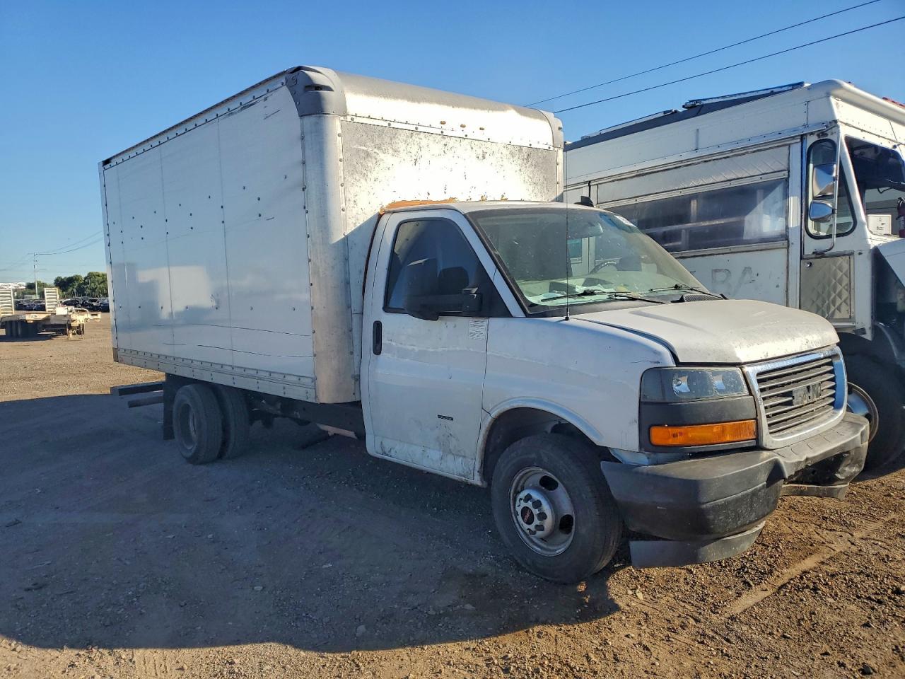 2019 GMC SAVANA CUT - BOX TRUCK photo 4