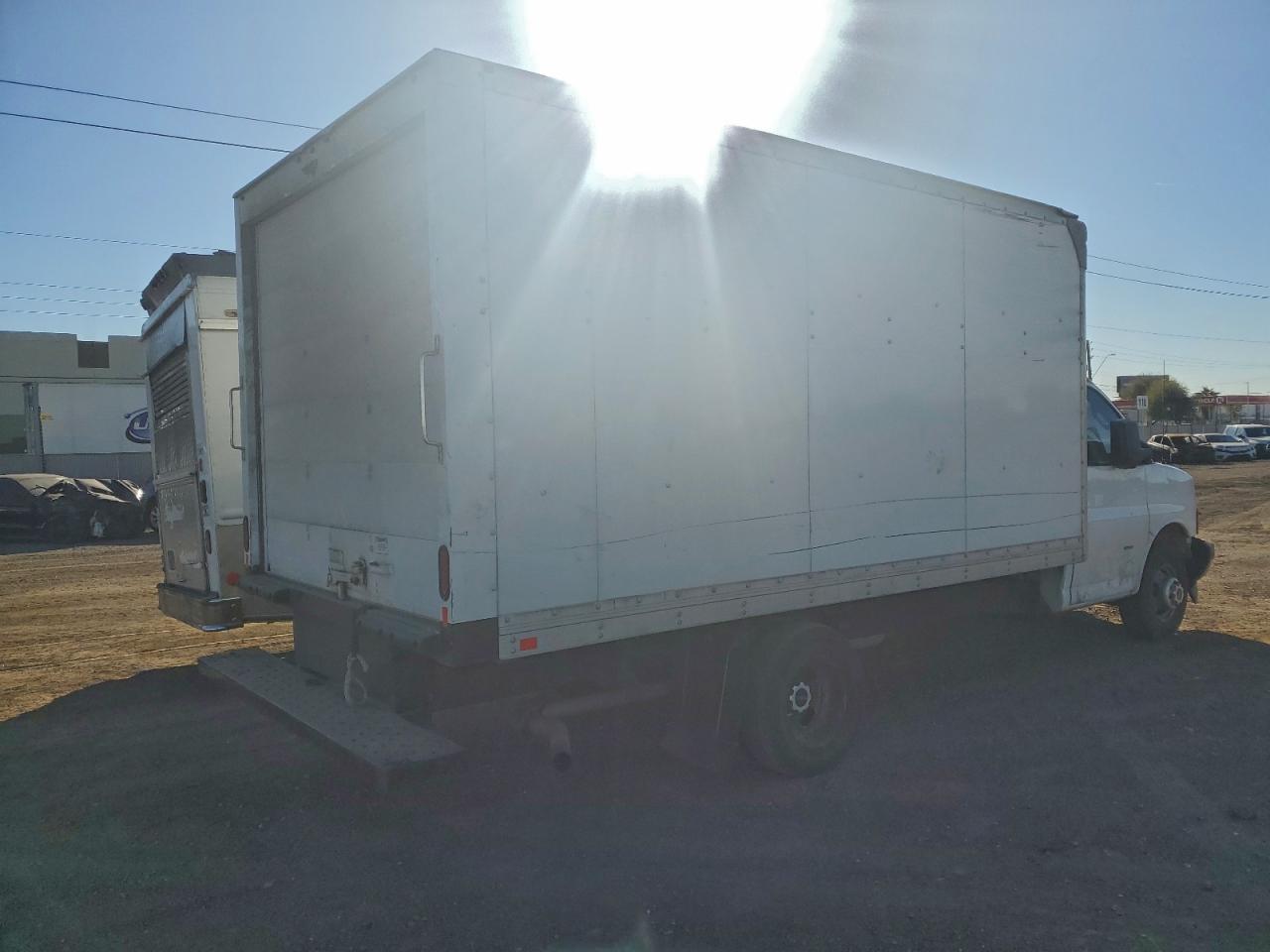 2019 GMC SAVANA CUT - BOX TRUCK photo 3