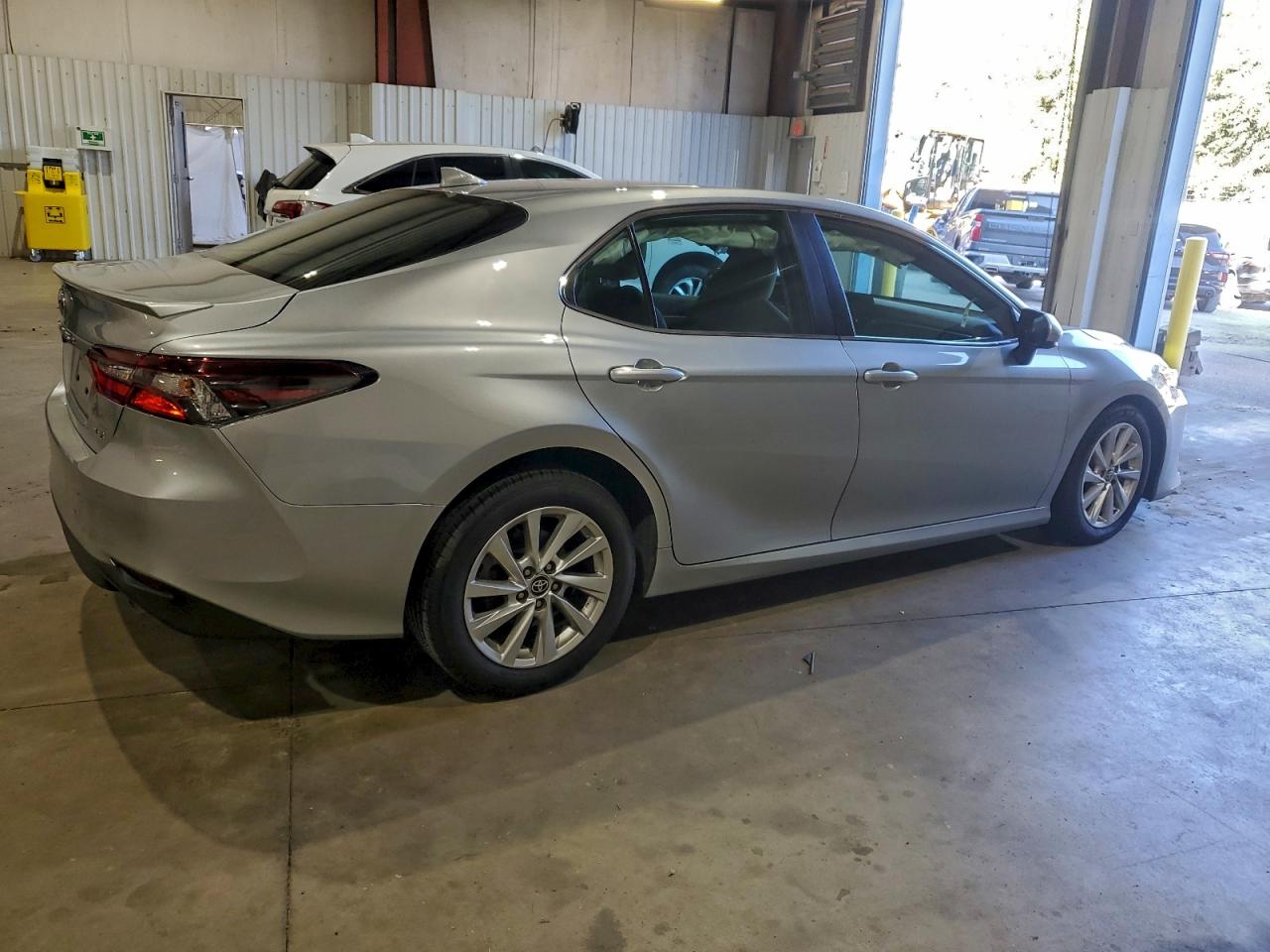 2023 TOYOTA CAMRY LE photo 3