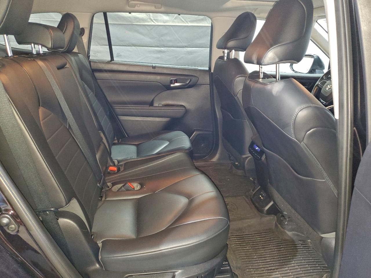 2021 TOYOTA HIGHLANDER XLE photo 21