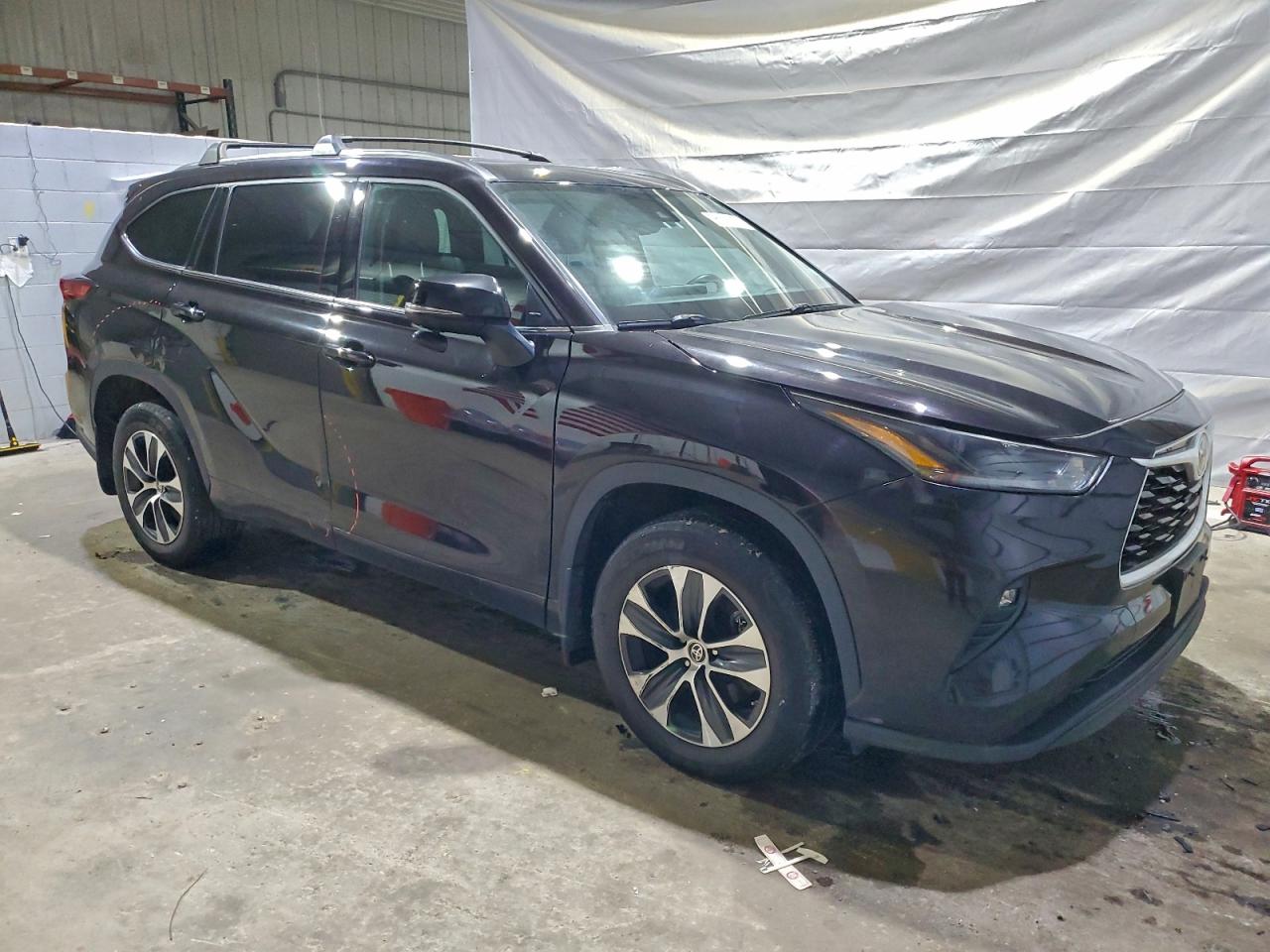 2021 TOYOTA HIGHLANDER XLE photo 7