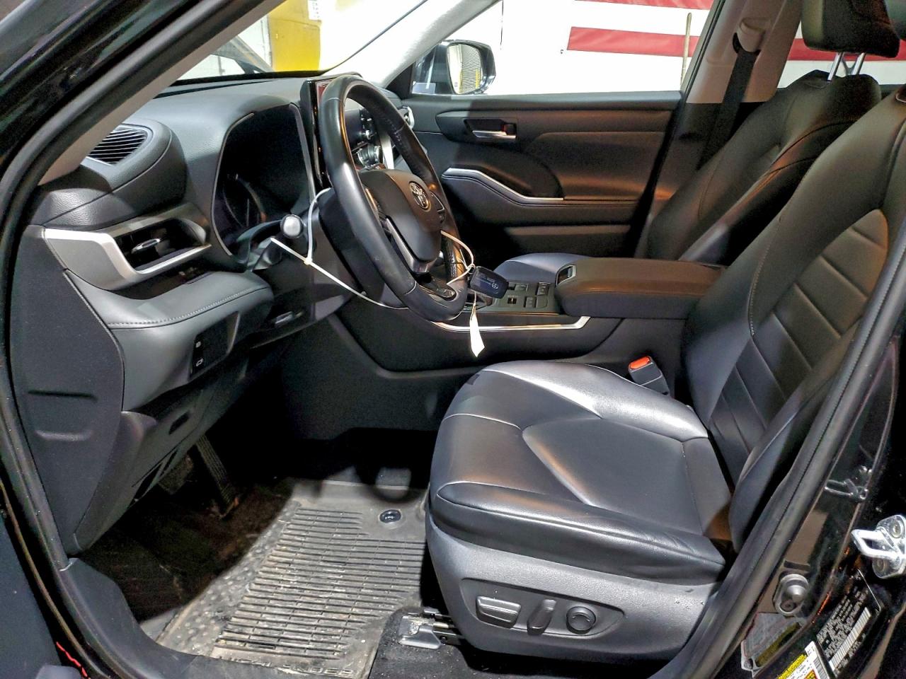 2021 TOYOTA HIGHLANDER XLE photo 13