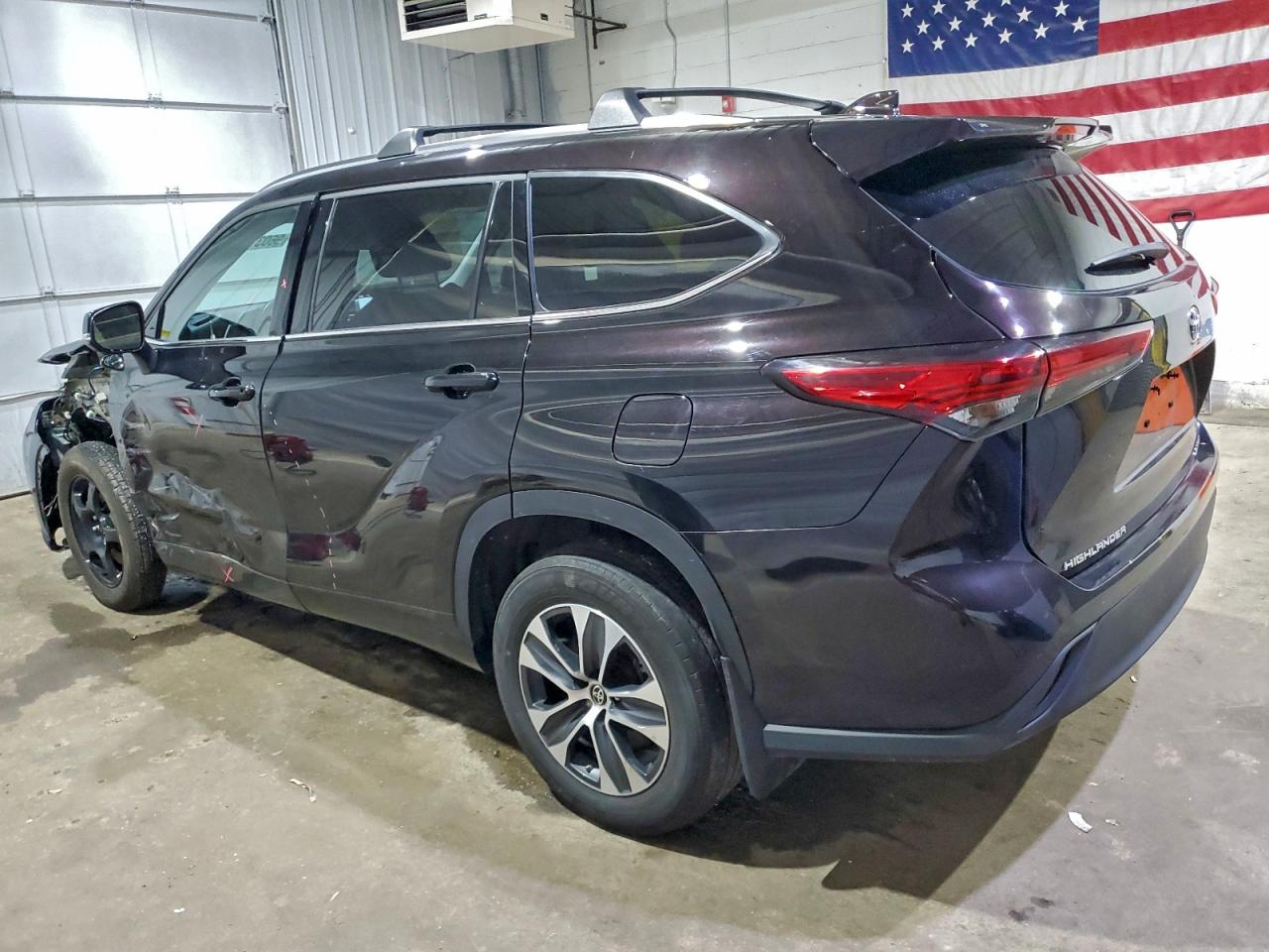 2021 TOYOTA HIGHLANDER XLE photo 3