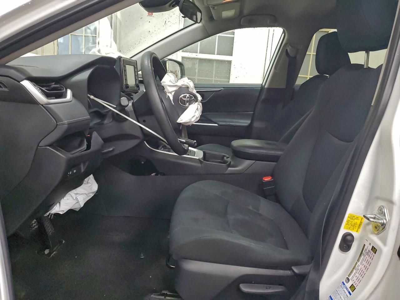 2021 TOYOTA RAV4 LE photo 19