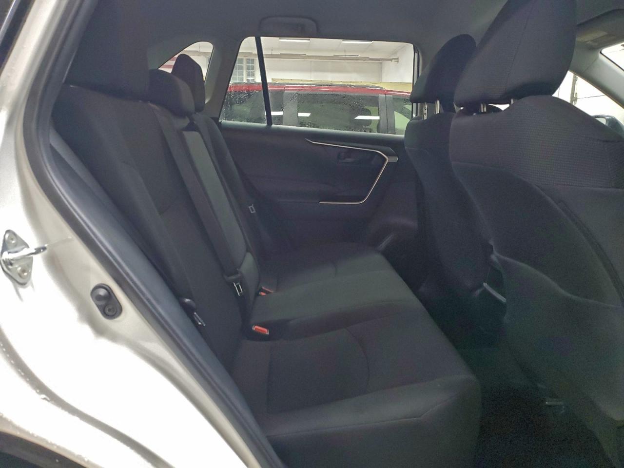 2021 TOYOTA RAV4 LE photo 31
