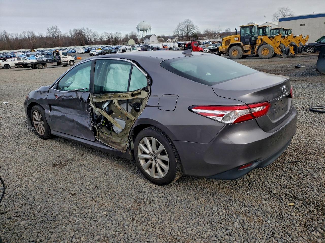 2020 TOYOTA CAMRY LE photo 3