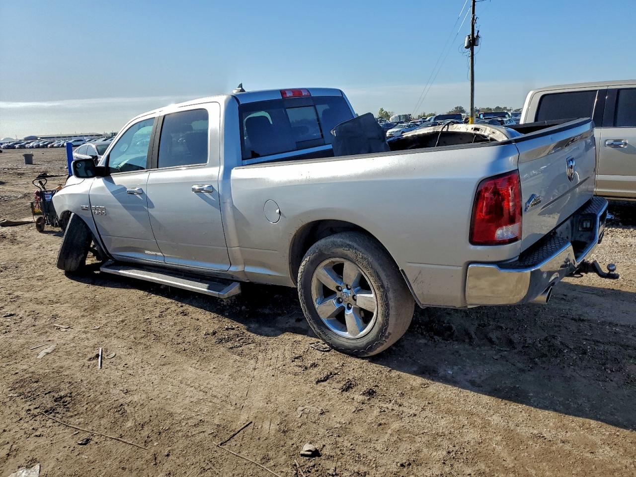 2016 RAM 1500 SLT photo 4