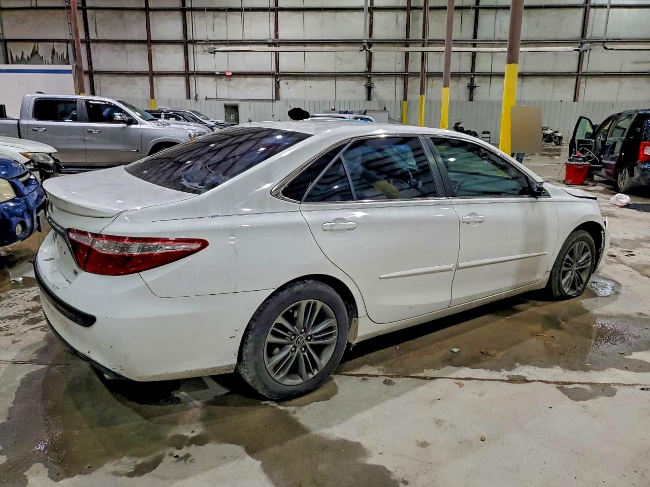 2016 TOYOTA CAMRY SE photo 5