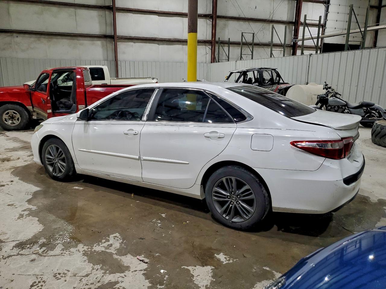 2016 TOYOTA CAMRY SE photo 3