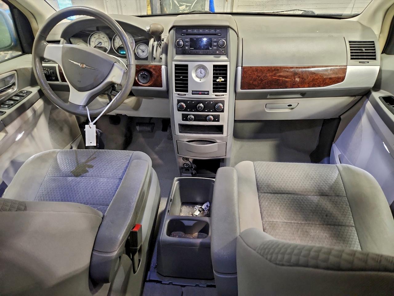 2010 CHRYSLER TOWN & COUNTRY TOURING photo 13