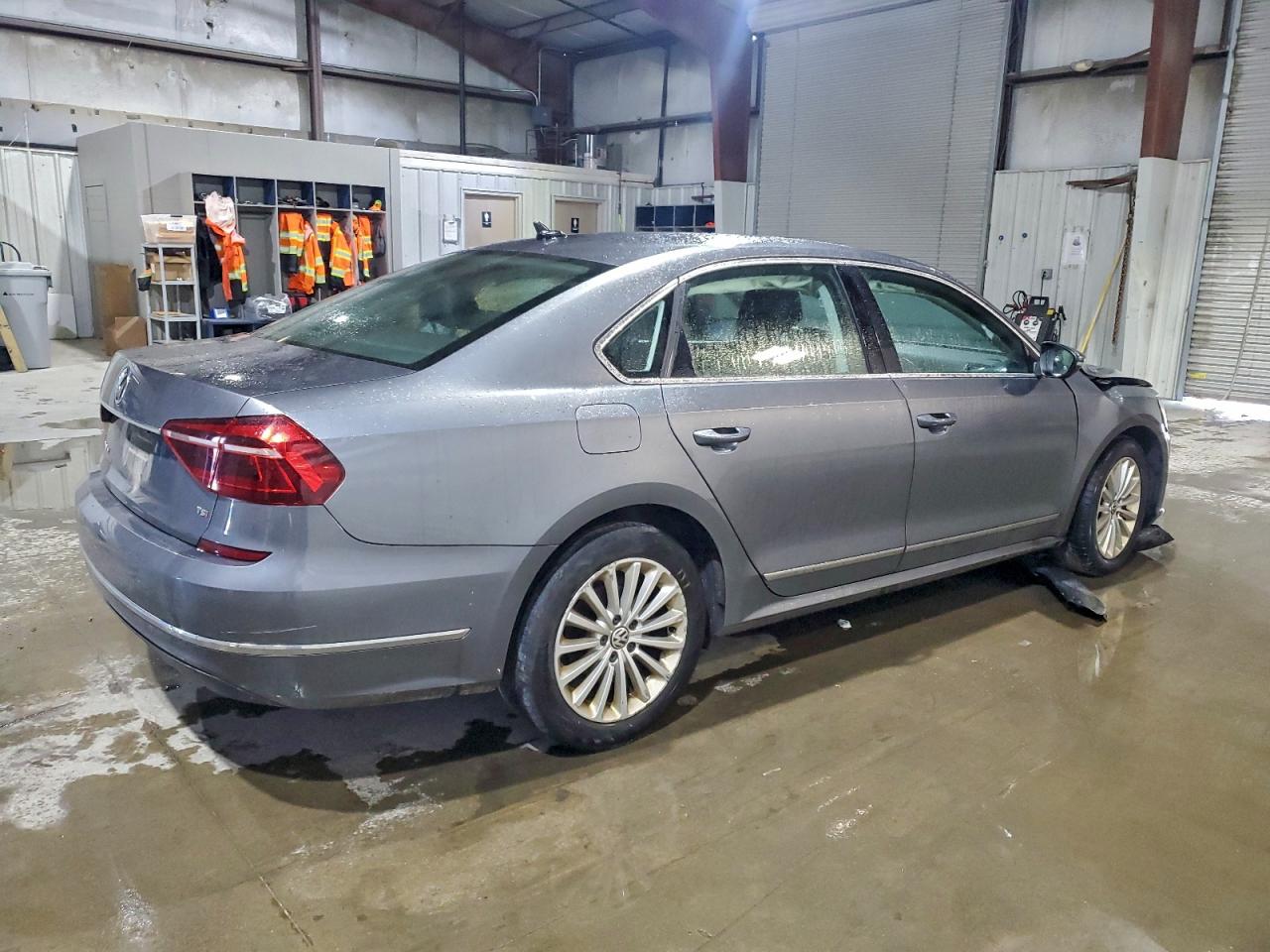 2017 VOLKSWAGEN PASSAT SE photo 3