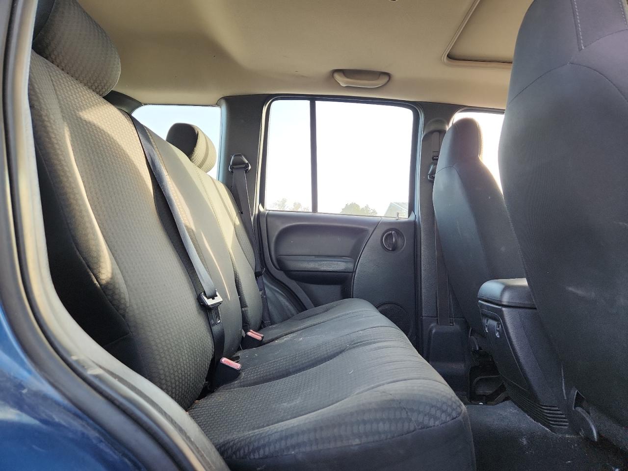 2004 JEEP LIBERTY SPORT photo 19