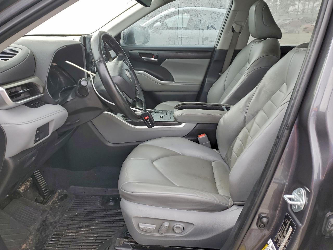 2021 TOYOTA HIGHLANDER XLE photo 7