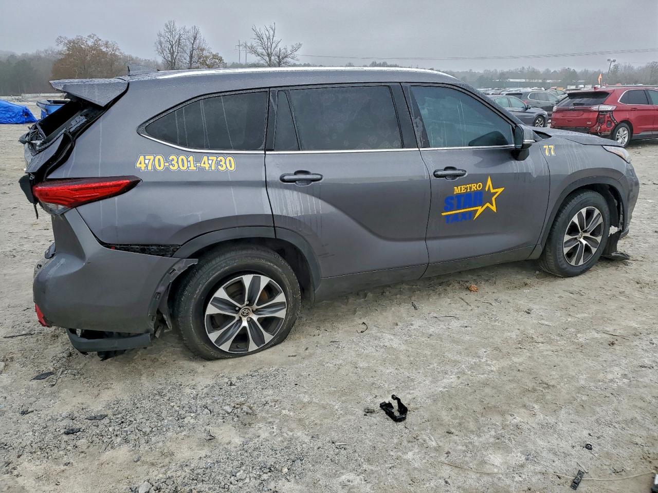 2021 TOYOTA HIGHLANDER XLE photo 3