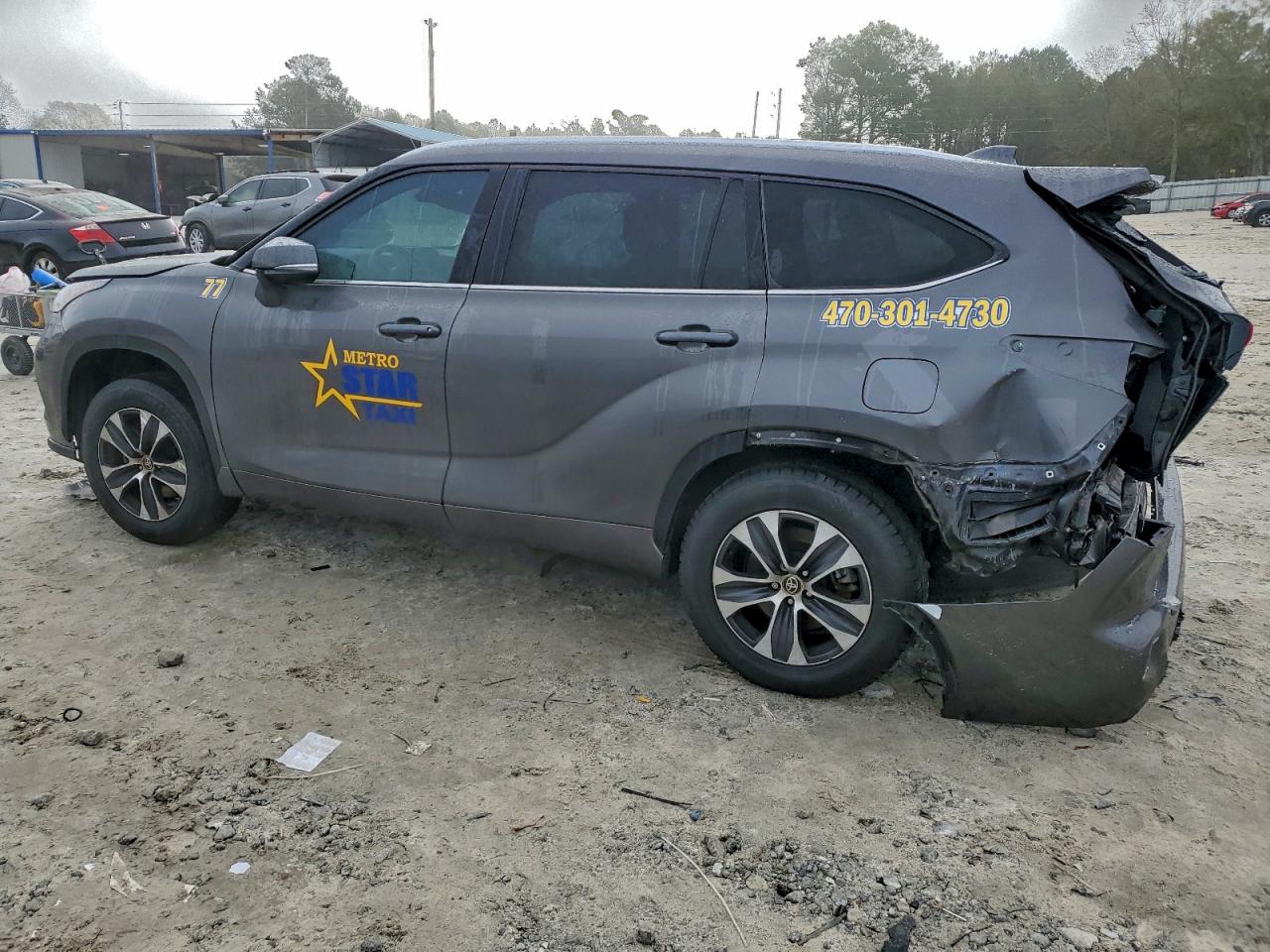2021 TOYOTA HIGHLANDER XLE photo 2