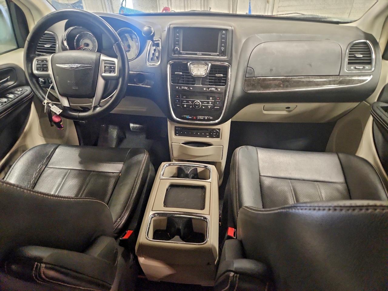 2012 CHRYSLER TOWN & COUNTRY TOURING L photo 8