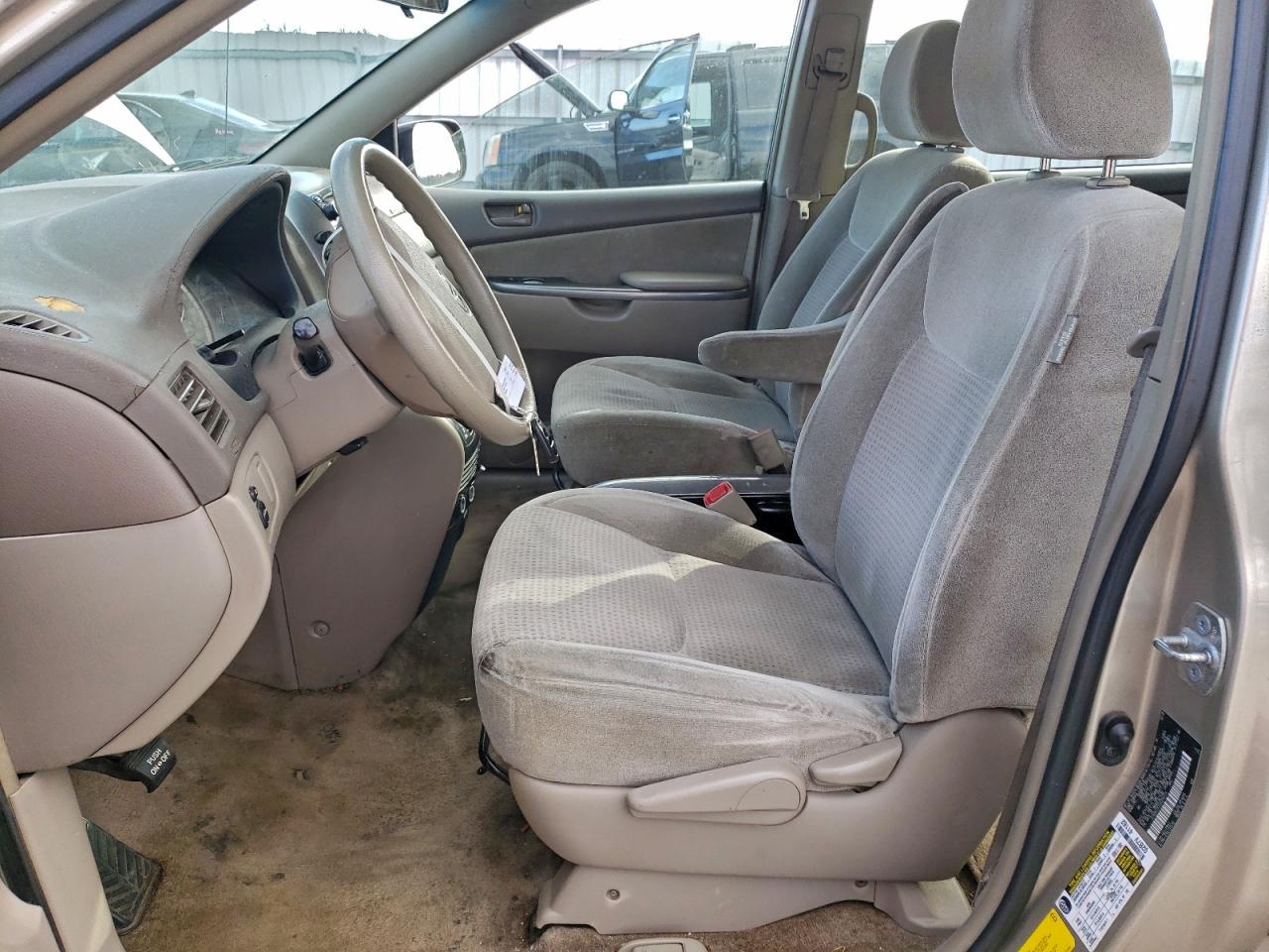 2009 TOYOTA SIENNA CE photo 13