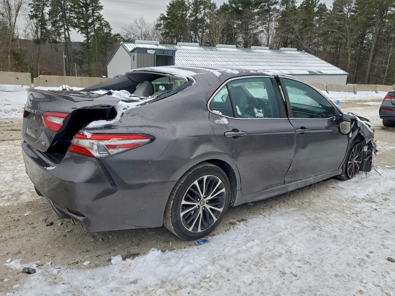 2018 TOYOTA CAMRY L photo 3
