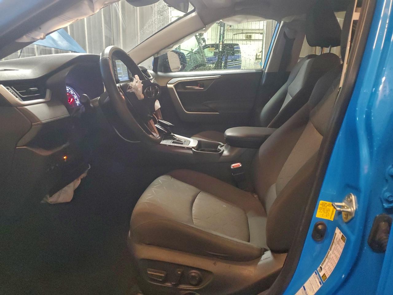 2021 TOYOTA RAV4 XLE photo 13