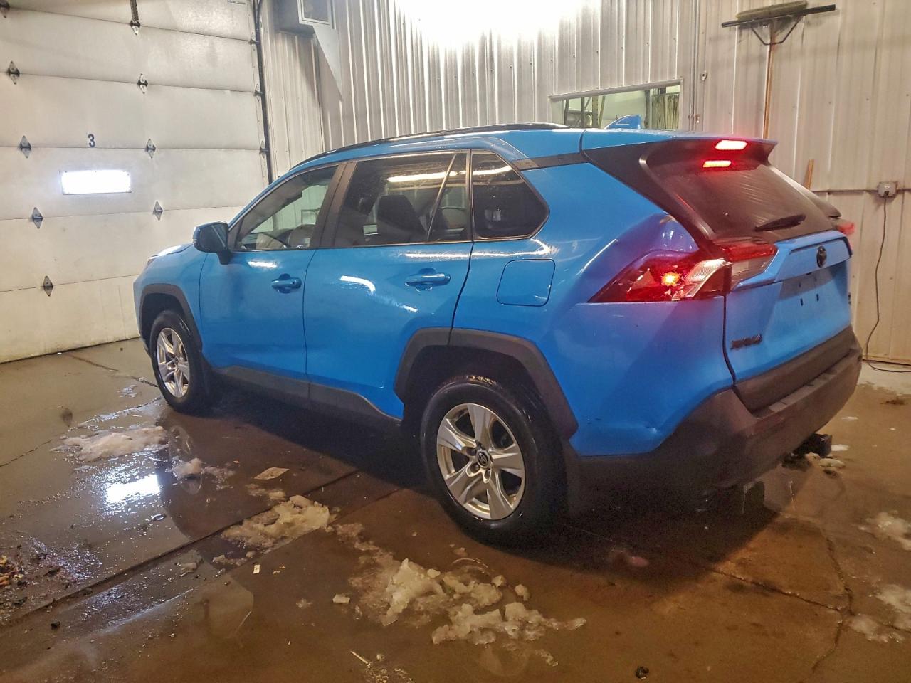 2021 TOYOTA RAV4 XLE photo 3