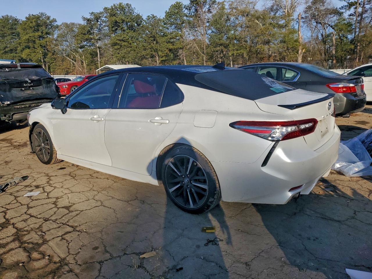 2018 TOYOTA CAMRY photo 3