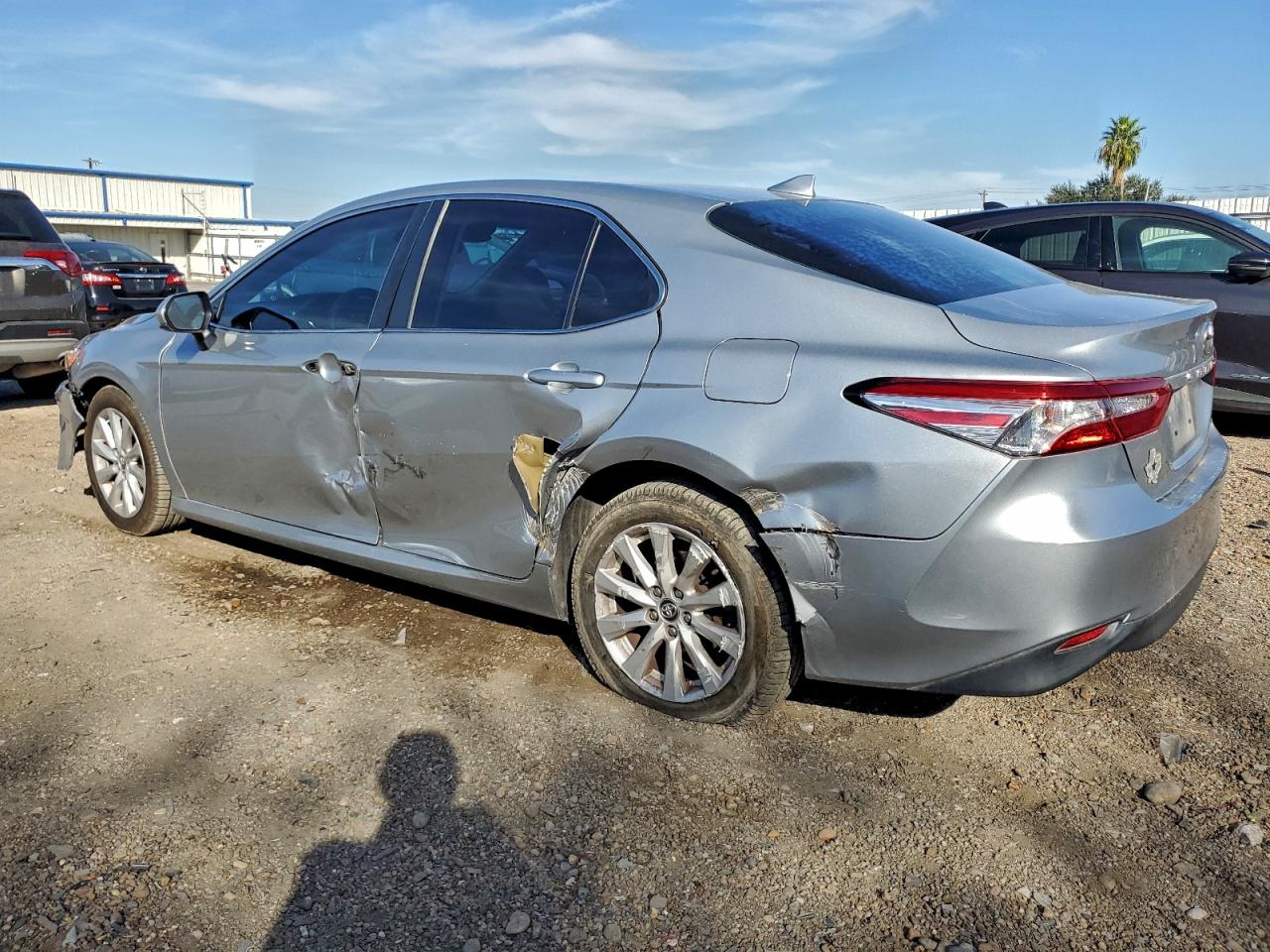 2020 TOYOTA CAMRY LE photo 3