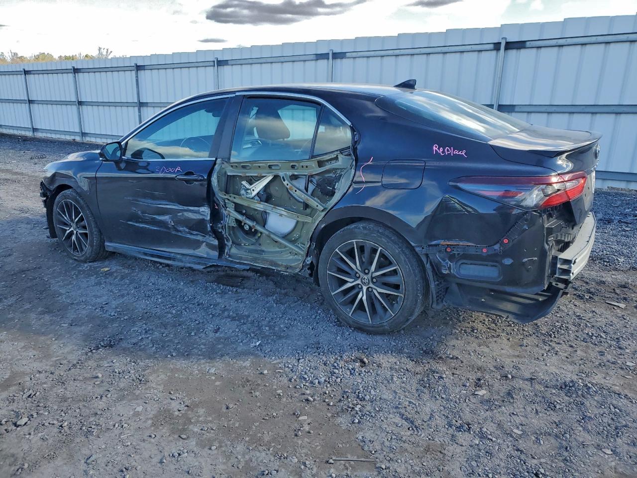 2022 TOYOTA CAMRY SE photo 3
