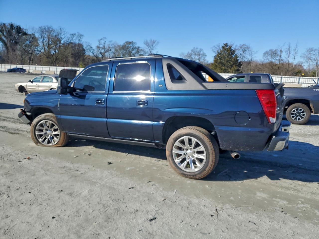2004 CHEVROLET AVALANCHE K1500 photo 2
